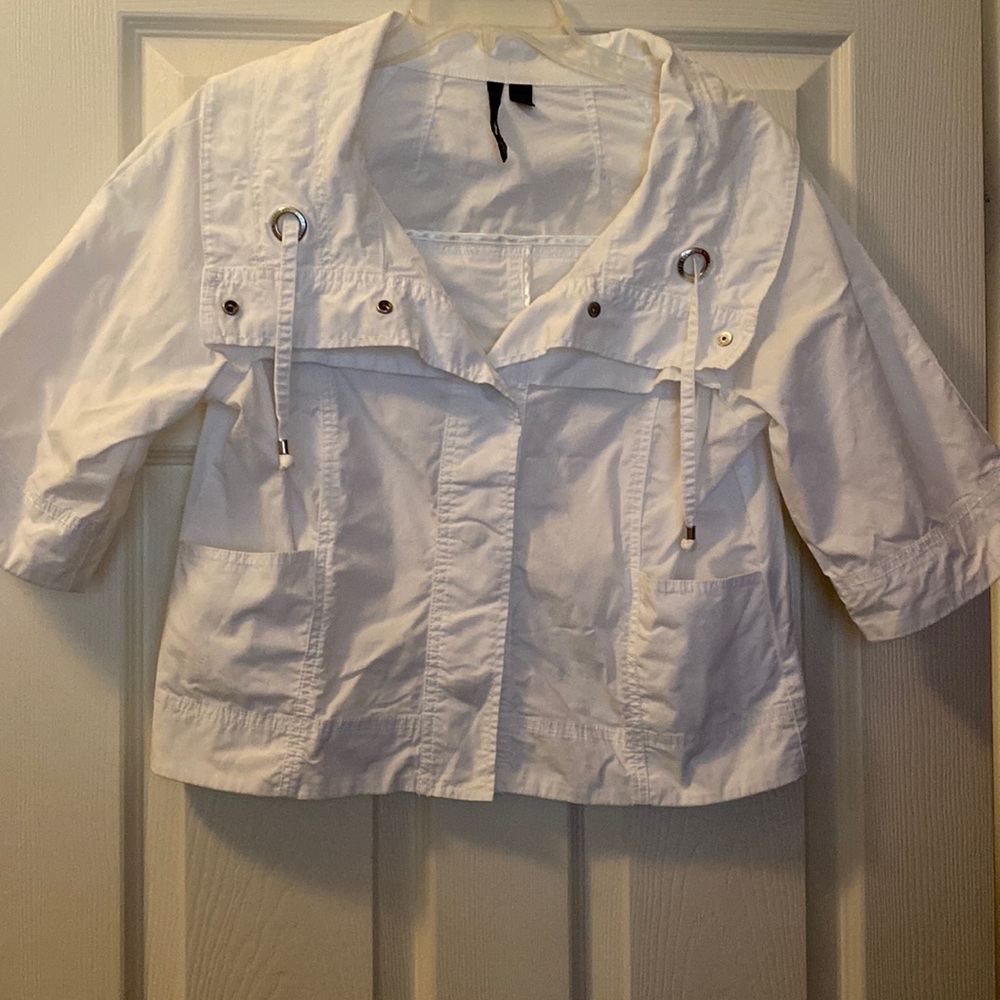 VINTAGE NINE WEST WHITE JEAN SHORT JACKET- HALF SLEEVES-SNAP CLOSERS